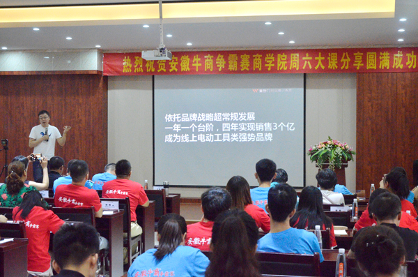 王鵬輝在鐵盒包裝廠(chǎng)金裕制罐授課現場(chǎng)