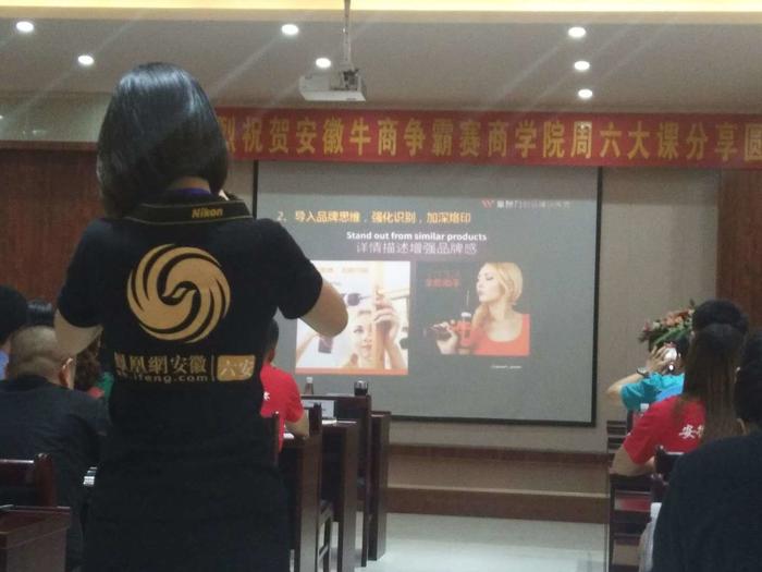 王鵬輝在鐵盒包裝廠(chǎng)金裕制罐授課現場(chǎng)