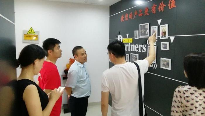 王鵬輝正在考察鐵盒包裝廠(chǎng)創(chuàng  )品牌成果